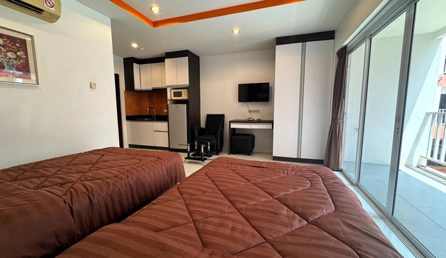 Comfortable Pool-View Studio with Balcony - Pratumnak, Pattaya
