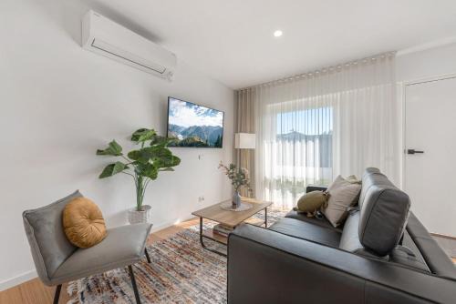 Comfy Studio with Shared Backyard near Racecourse