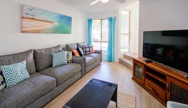 Coolum Beach Getaway: Beach & Shops - Book Direct