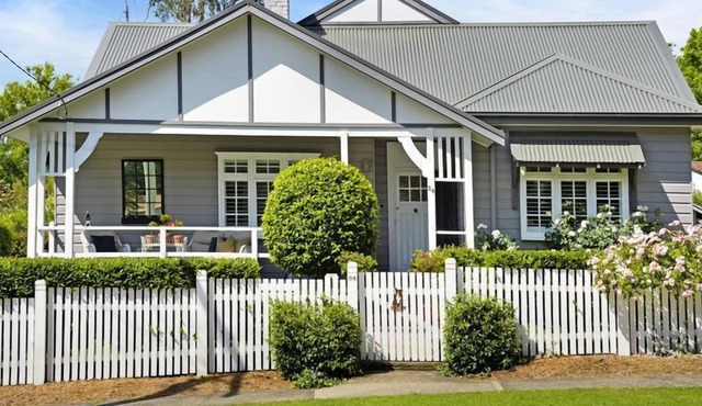 Corelli Cottage - quaint 1920's cottage