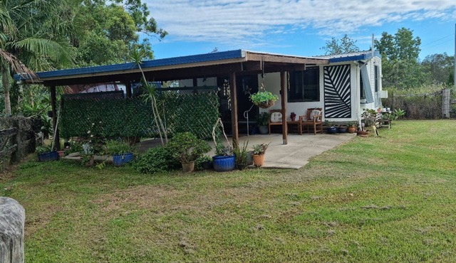 Cosy 2 bedroom cabin, with private fully fenced yard and alfresco area.