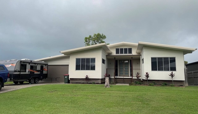 Cosy 4 bedroom retreat on the whitsundays coast Over looking the ocean