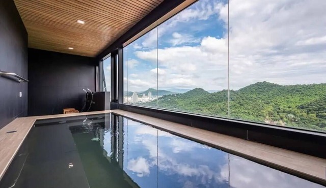 Cozy Condo With Stunning Seaview