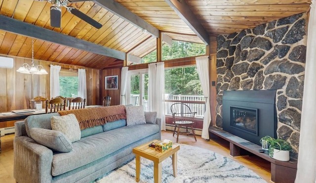 Cozy house in woods w/gas fireplace, partial a/c, deck, bbq, w/d, wifi, kitchen