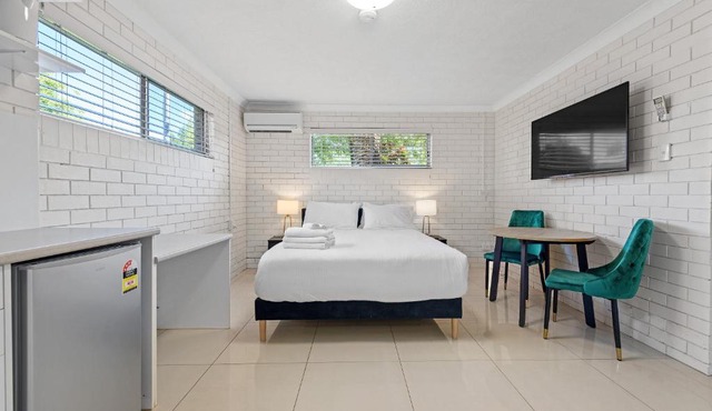 Cozy Studio Near Gabba with AC, Comfy Bed & Laundry