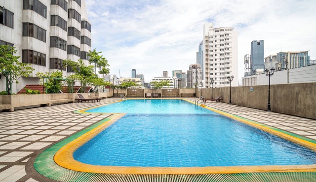 Designer 2BR apt w/WiFi, record player, game console in CBD Bangkok
