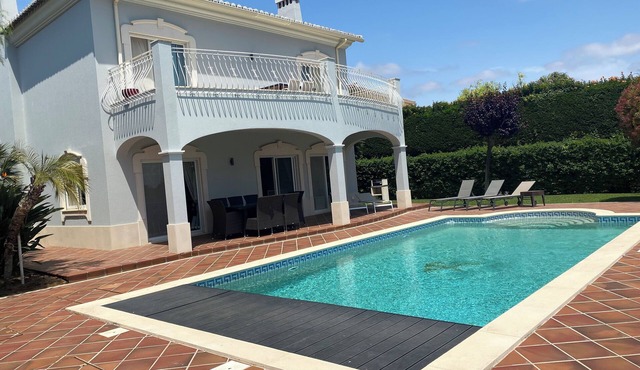 Detached villa with pool overlooking golf course, near Lagos centre, wifi.