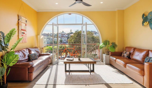 Dog Friendly Apartment in Mad Monkey Hostel, Coogee Beach