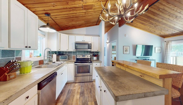Dog-friendly condo with deck, washer/dryer, & WiFi - near ski lifts