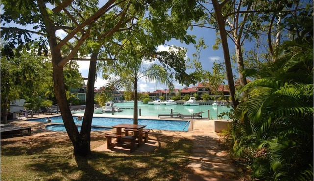 EDEN ISLAND APARTMENT, Beach 90 metres away, golf car, kayaks, 1st floor