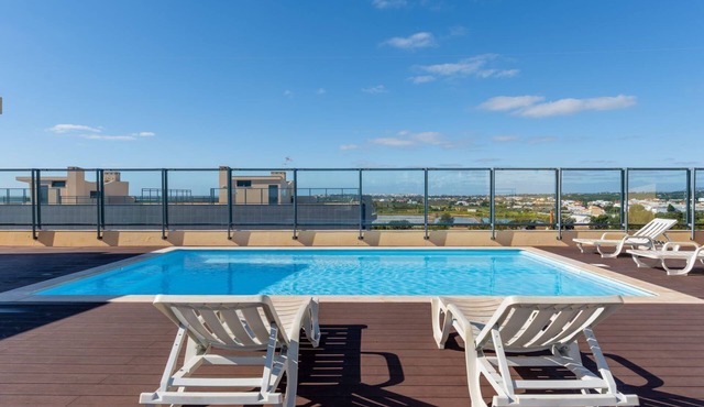 Elegant 2 BDR Flat W/Rooftop Pool by LovelyStay