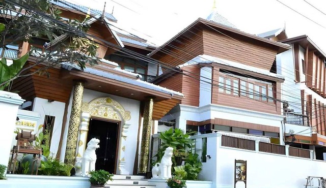 Elegant King Retreat | Private Balcony & Spa Bath