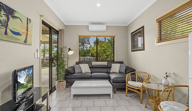 Emerald Hub 2 is a self-contained flat attached to the main house with access to a swimming pool
