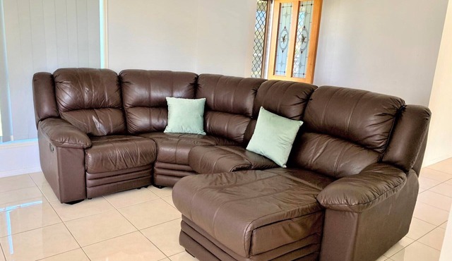 Entire 4 Bedroom House close to City and Airport -Wicks