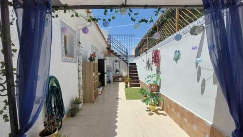 Excellent location just minutes from the beaches !