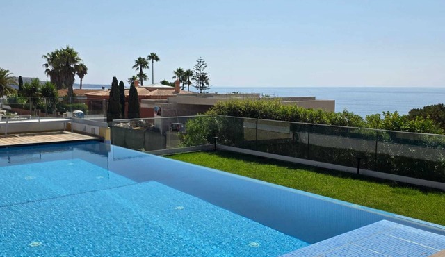 Excellent villa with 4 suites, heated pool and outdoor jacuzzi.