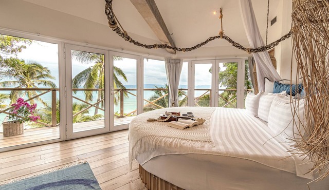 Exceptional Beachfront Villa - Jacuzzi - Full Service & Private Restaurant & Bar
