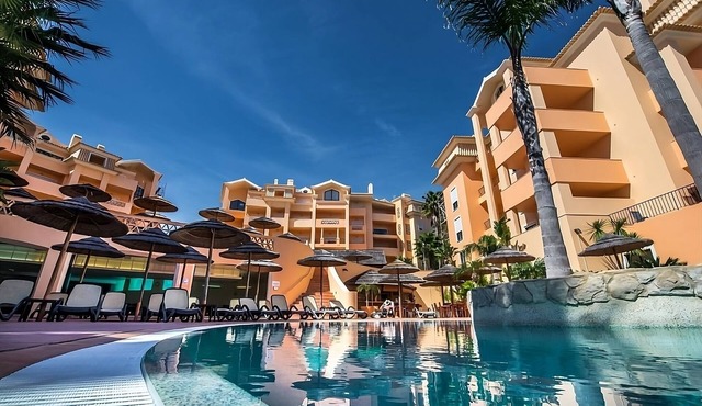 Explore the Atlantic Coastline! Full Kitchen, Swimming Pools, Beach Access!