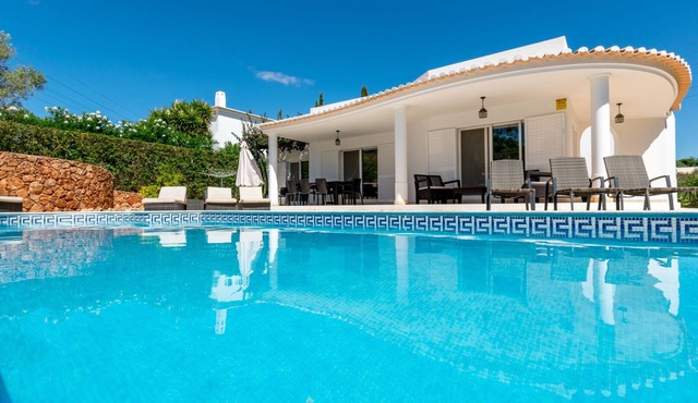 Fabulous 4 Bed Villa on Clube Albufeira with Private Heated Pool, WIFI, and AC.