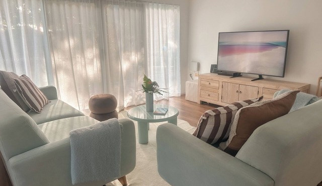 Family friendly, coastal, long term stay, with pool in Cairns Northern Beaches!