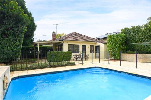Family Retreat with Pool Near Pymble Station