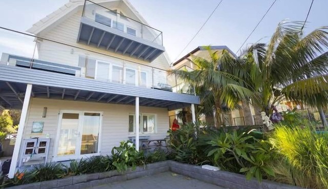 Fantastic Beach House with Sensational Ocean Views. 3 min walk to Beach