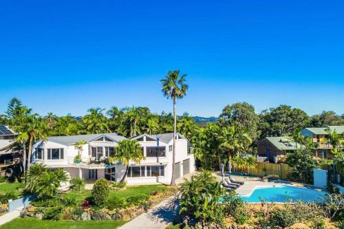 Fuller Holidays - Byron Pacific Vista - Large family home with Pool