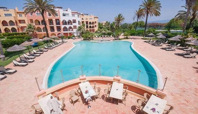 Get Ready for Blissful Getaway! Full Kitchen, 2 Outdoor Pools, Free Parking!