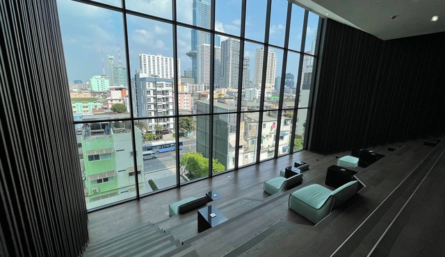 Gorgeous condo in the heart of Bkk! Steps to skytrain and Siam Square