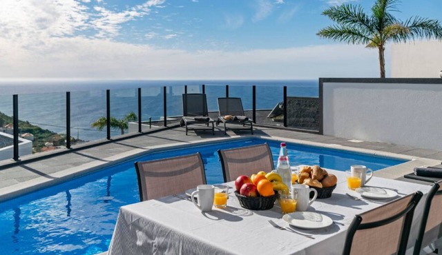 Great modern villa A/C, sea-view | Calheta Charm