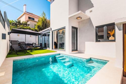 Heated Pool & Sauna Bliss - Luxury 4BR Villa