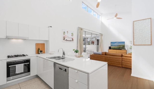 Hidden Oasis! 2Bed/2Bath/1Car ~ 5mins to CBD