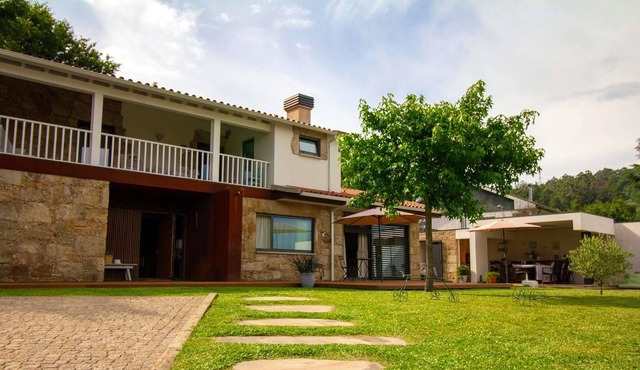 Homerez - Spacious house for 6 ppl. with garden, terrace and balcony at Gondiães