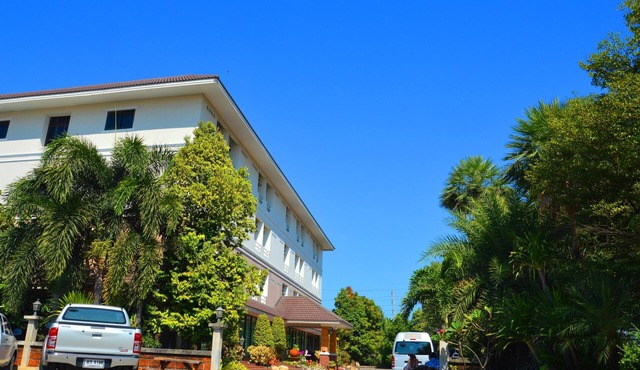Hotel near Suvarnabhumi Airport, 15 minutes drive.We service 24 hours.
