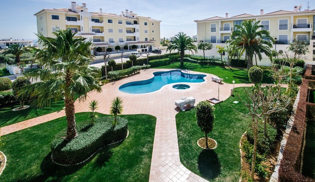 Ideal for families, Resort with a pool, close to Porto de Mos Beach
