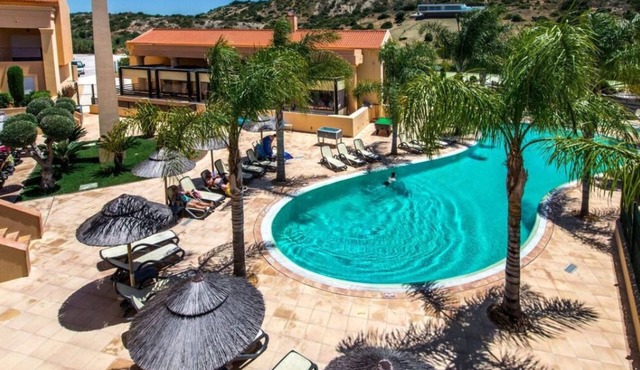 Indulge in Home-Like Comfort!Fully-equipped Kitchen, Swimming Pool, Beach Access