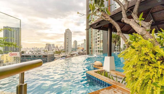 Infinity Pool/Sky Bar/City View/1 min walk to BTS/W District/Family Friendly