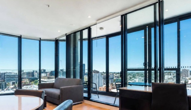 Inner City 2 bedroom Apartment with Parking