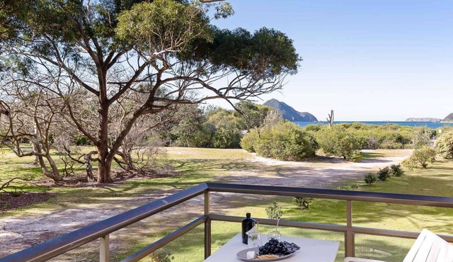 Intrepid, 1/3 Intrepid Close - Amazing views of Shoal Bay, only 100m from the Beach