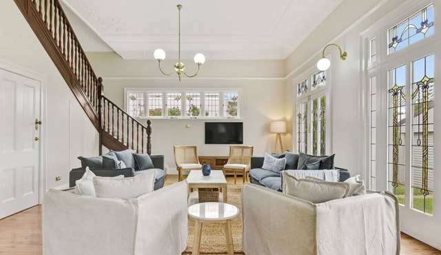 Kilarra House. Circa 1880. Sleeps 10, Orange CBD.