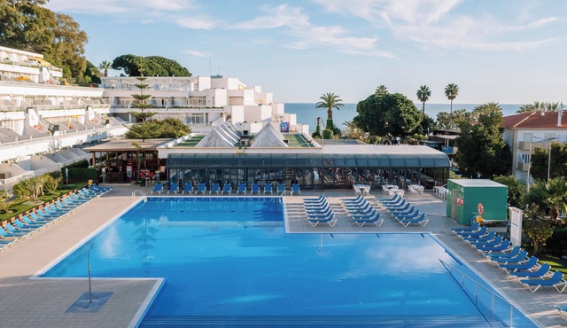 Kitchenette Flats in a Coastal Getaway by Praia da Oura! Enjoy Free Parking