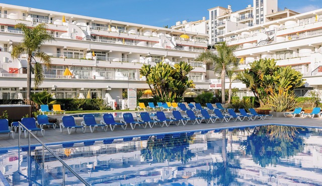 Kitchenette Rooms in Beach Paradise: Serene Seaside Haven in Praia da Oura!