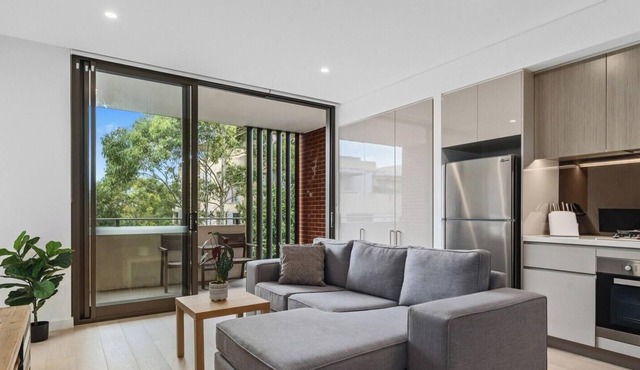 KozyGuru | Roseville | Modern Leafy Retreat