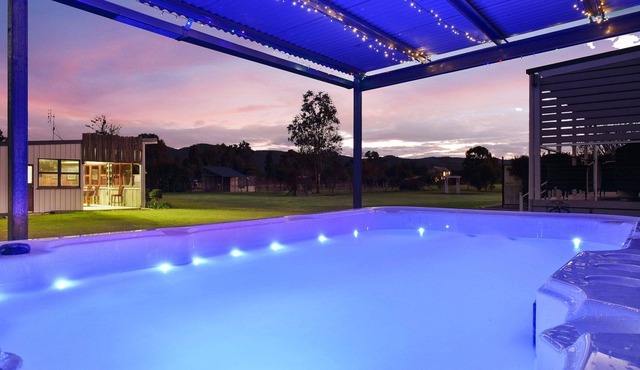Kulang Cottage near new with Plunge Pool & Hot Tub and on the fringe of Broke Village