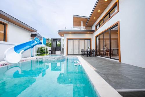 La Seal Pool Villa