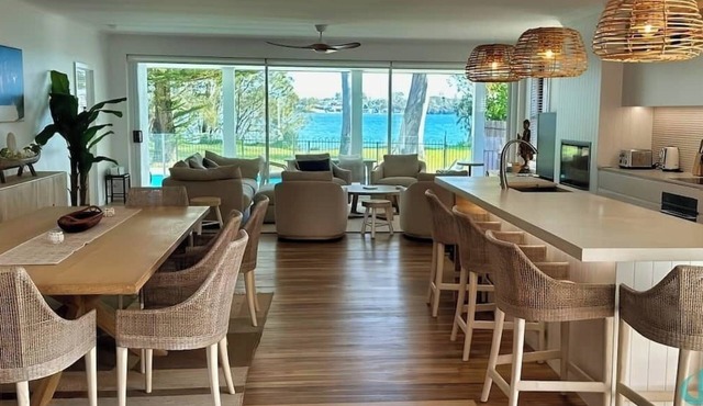 Lake Sabai - Waterfront and private pool