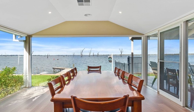 Lakeside Mulwala absolute waterfront with older private jetty