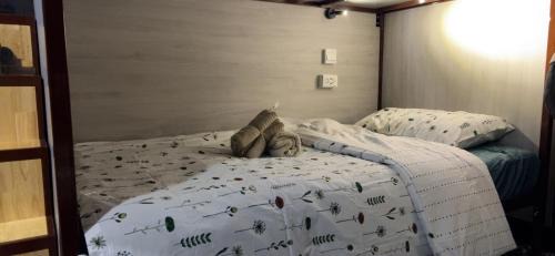 Lesbase Female 8-Bed Room