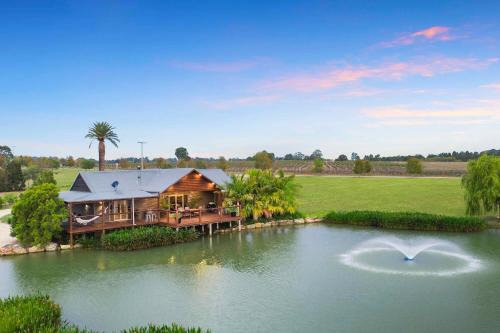 Lilies Lakeside Spa Villa - 2 Bedroom