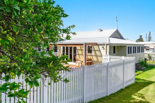 Lime Tree Cottage - Pet Friendly Paradise - Holiday Yamba